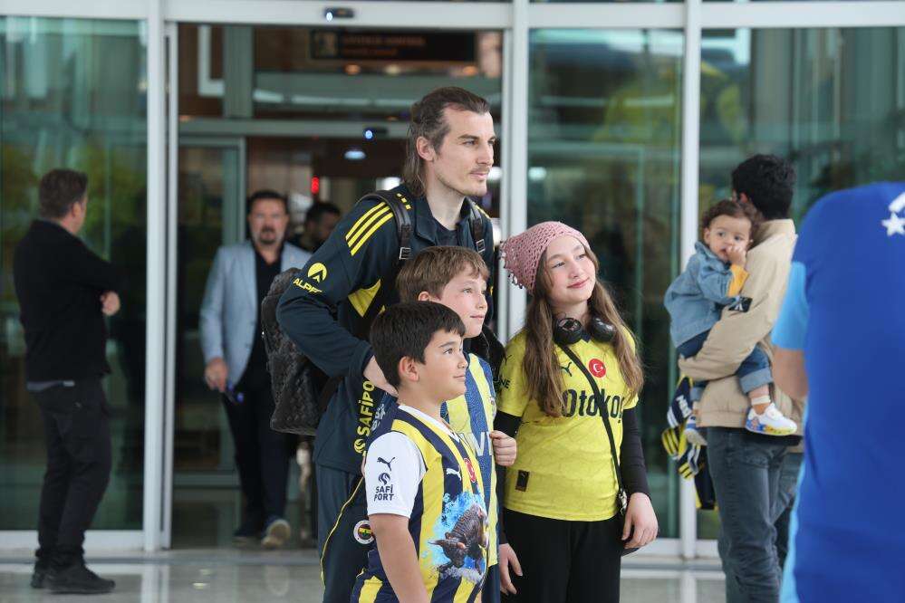 Fenerbahçe kafilesi Konya’ya geldi, taraftar böyle karşıladı 14